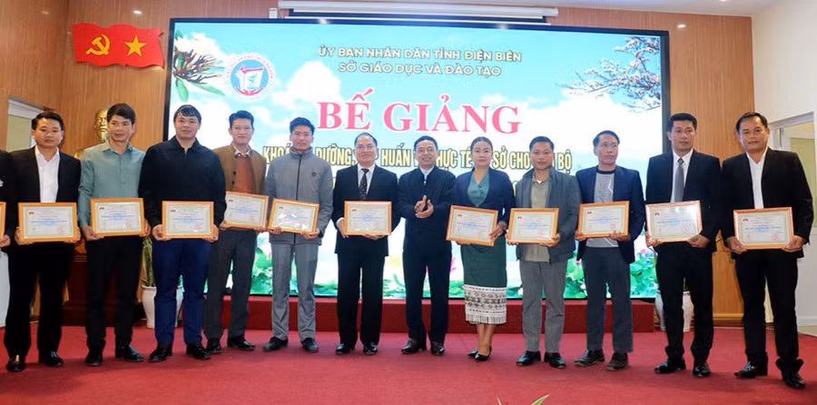 Bế giảng khóa bồi dưỡng, tập huấn, thực tế cơ sở cho cán bộ các tỉnh: U Đôm Xay, Phoong Sa Ly và Luông Pha Băng (Lào). Ảnh: TG