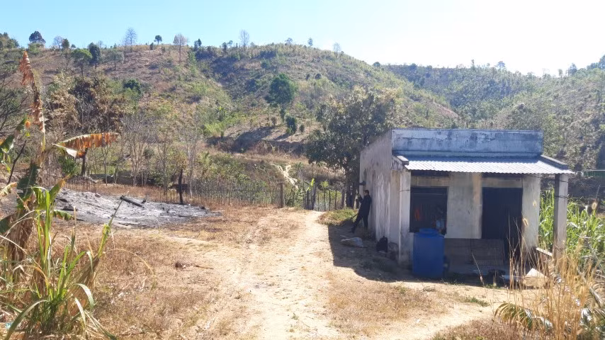 Căn nhà tuềnh toàng nơi Y Cảnh và bà ngoại ở bên cạnh ngôi nhà vừa bị lửa thiêu rụi.