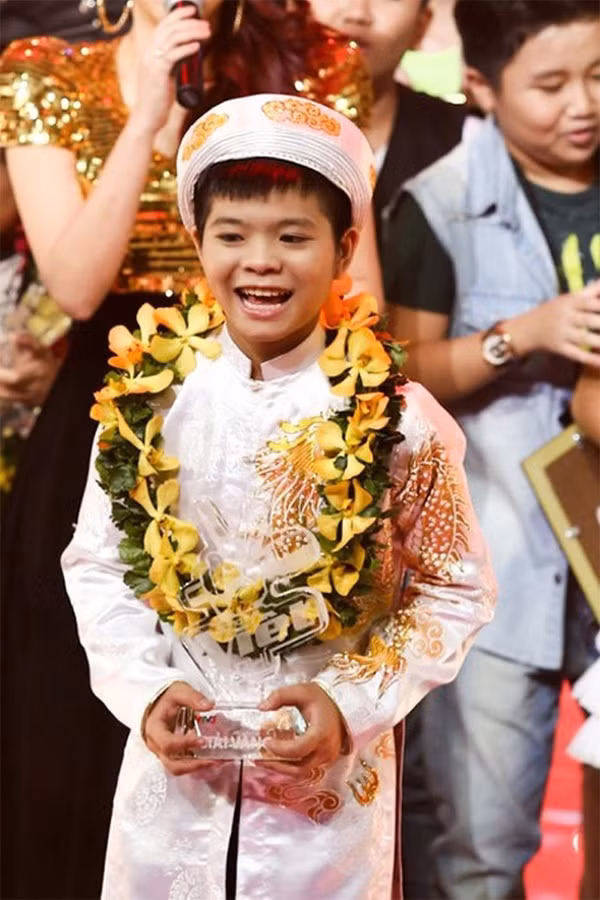 Sau cuộc thi, không tranh thủ "chạy sô" Quang Anh quyết định ngừng việc ca hát để tập trung vào học tập.