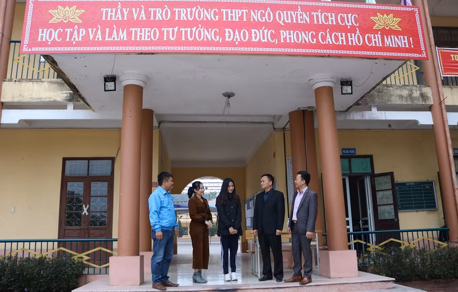 Các thầy cô trong Ban giám hiệu, Công đoàn, Đoàn trường biểu dương học sinh Đàm Vi Trà