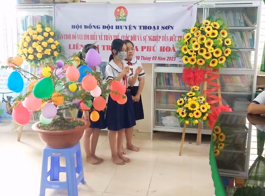 Học sinh tham gia Sân chơi đố vui 'Tìm hiểu về thân thế, cuộc đời và sự nghiệp Chủ tịch Tôn Đức Thắng'. Học sinh tham gia Sân chơi đố vui 'Tìm hiểu về thân thế, cuộc đời và sự nghiệp Chủ tịch Tôn Đức Thắng'.