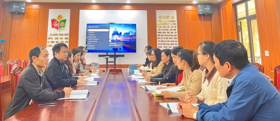 Giáo viên Trường THCS Thị trấn Nếnh (Việt Yên, Bắc Giang) sinh hoạt chuyên môn.