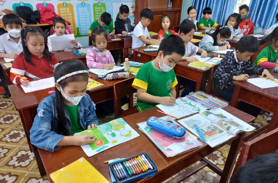 Trường Tiểu học Duy Tân (quận Liên Chiểu) tăng sĩ số học sinh/lớp ở 43-45 em/lớp để giải quyết tình trạng thiếu phòng học. 
