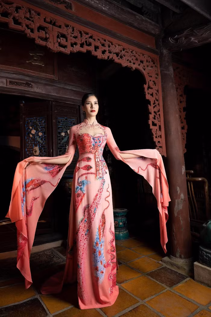 Bên cạnh đó, thiết kế theo công thức đặc biệt, kỹ thuật xử lý phom dáng khác biệt là điểm nhấn để tạo nên diện mạo những chiếc áo dài vừa giữ trọn nét truyền thống, cổ xưa, vừa sang trọng, quyến rũ, thời thượng