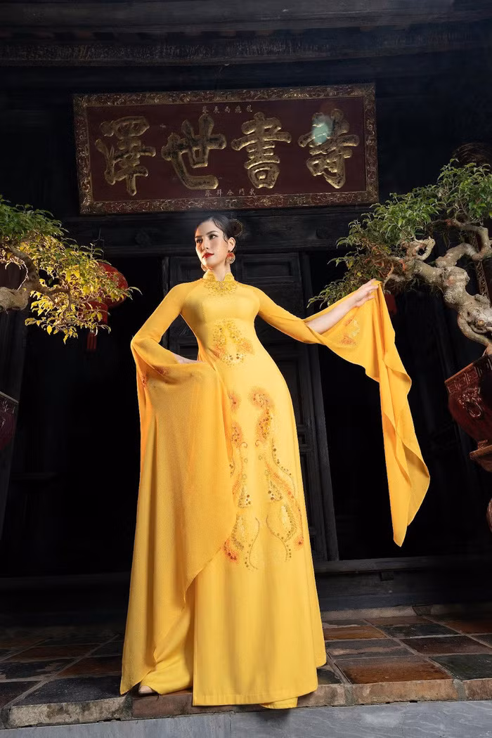 Cùng với những màu sắc rực rỡ, tươi vui, các thiết kế áo dài "Giấc mơ" thể hiện thông điệp về những hy vọng của một cuộc sống mới bình an, khỏe mạnh, hạnh phúc, chiến thắng đại dịch Covid 19 cho tất cả mọi người