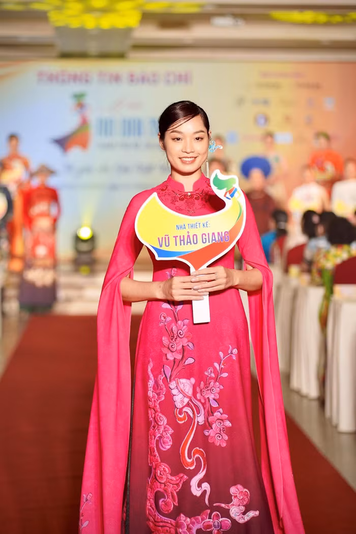 Cùng tham gia Lễ hội Áo dài Thành phố Hồ Chí Minh với nhà thiết kế Đỗ Trịnh Hoài Nam là học trò của anh - nhà thiết kế người dân tộc Tày Vũ Thảo Giang. Những thiết kế của cô hứa hẹn mang một màu sắc mới lạ cho Lễ hội.