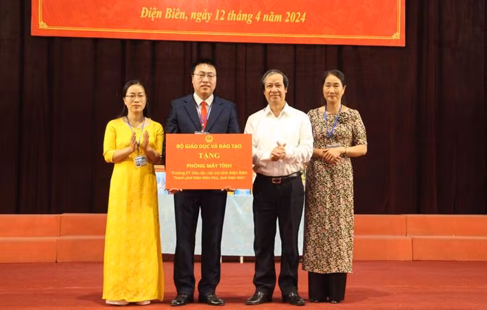 Bộ trưởng Nguyễn Kim Sơn tặng phòng máy tính cho Trường Phổ thông Dân tộc nội trú tỉnh Điện Biên.