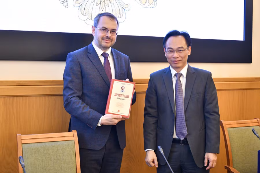 Thứ trưởng Bộ Khoa học và Giáo dục Đại học Liên bang Nga Mô-ghi-lép-sờ-kyi K.I và Thứ trưởng Bộ GD&amp;ĐT Việt Nam Hoàng Minh Sơn.