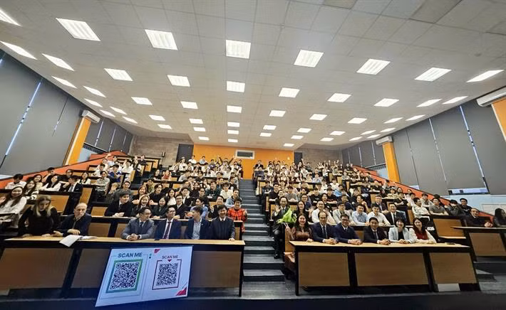 Đoàn công tác gặp gỡ, trao đổi du học sinh Việt Nam đang học tập tại Liên bang Nga.