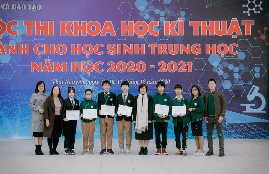 Cô Phạm Thị Thanh Bình (thứ 5 từ trái sang) cùng các học sinh, thầy cô tham dự Cuộc thi Khoa học kỹ thuật dành cho học sinh THCS năm học 2020-2021.