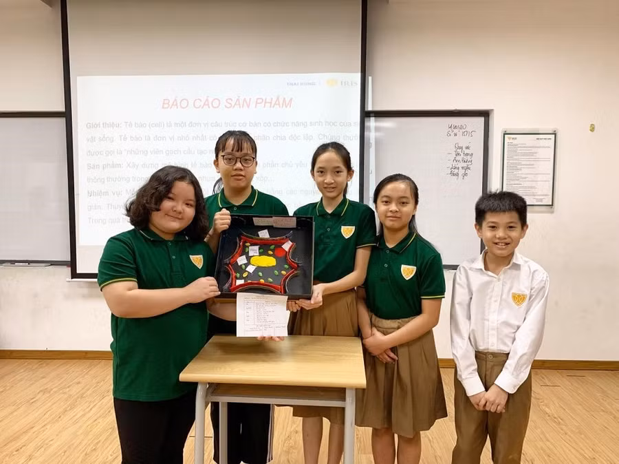 Các em học sinh làm dự án STEM về Tế bào trong môn Sinh học