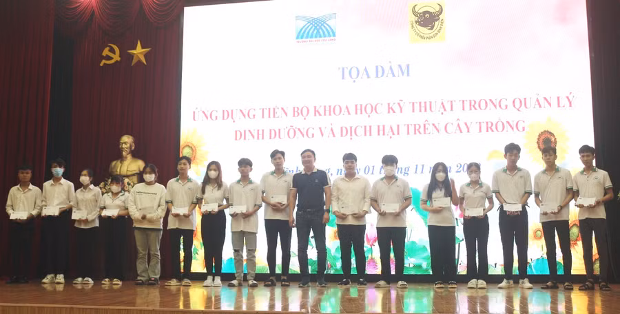 Công ty Cổ phần phân bón Bình Điền trao học bổng cho SV hoàn cảnh khó khăn tại tọa đàm.