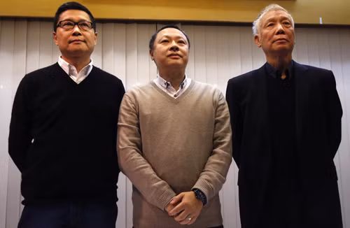 Ba người sáng lập phong trào bất tuân dân sự Chiếm Trung tâm, từ trái sang là Chan Kin-man, Benny Tai và Chu Yiu-ming. Ảnh: Reuters. (L-R) Occupy Central civil disobedience founders Chan Kin-man, professor of sociology at Chinese University, Benny Tai, law professor at the University of Hong Kong and Reverend Chu Yiu-ming attend a news conference on their voluntary surrender to the police in Hong Kong December 2, 2014. The founders of Hong Kong