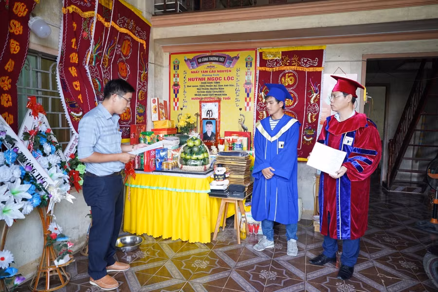 Đại diện Phòng Đào tạo đọc quyết định xét công nhận tốt nghiệp đặc cách và cấp bằng Cử nhân cho sinh viên Huỳnh Ngọc Lộc.