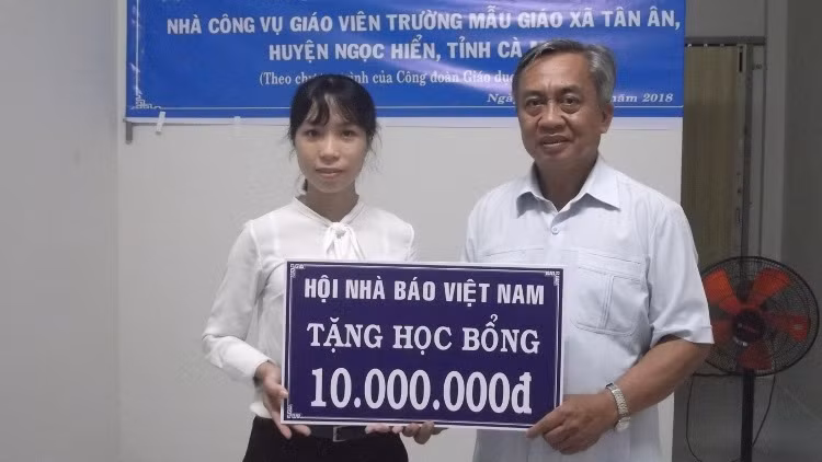 Trao học bổng cho HS nghèo trên địa bàn huyện Ngọc Hiển (Cà Mau)