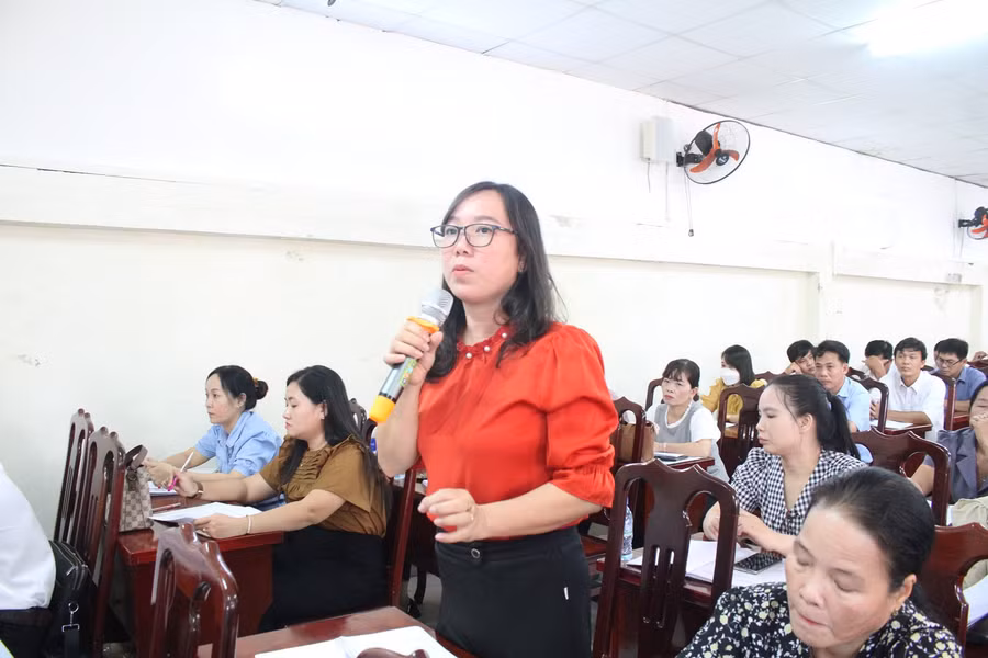 Cán bộ, giáo viên chia sẻ về công tác truyền thông với báo cáo viên.