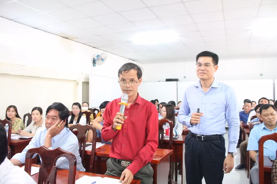 Thạc sĩ Trần Nam trao đổi cùng cán bộ quản lý, giáo viên.