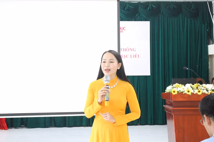 TS Nguyễn Thị Quốc Minh chia sẻ cùng cán bộ quản lý, giáo viên tỉnh Bạc Liêu.