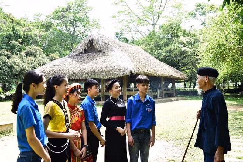 Học sinh Trường THCS Tân Trào (Sơn Dương) nghe các bậc lão thành kể chuyện về Bác Hồ.