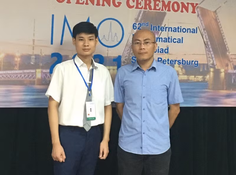 Đỗ Bách Khoa và thầy giáo Nguyễn Trung Tuân.