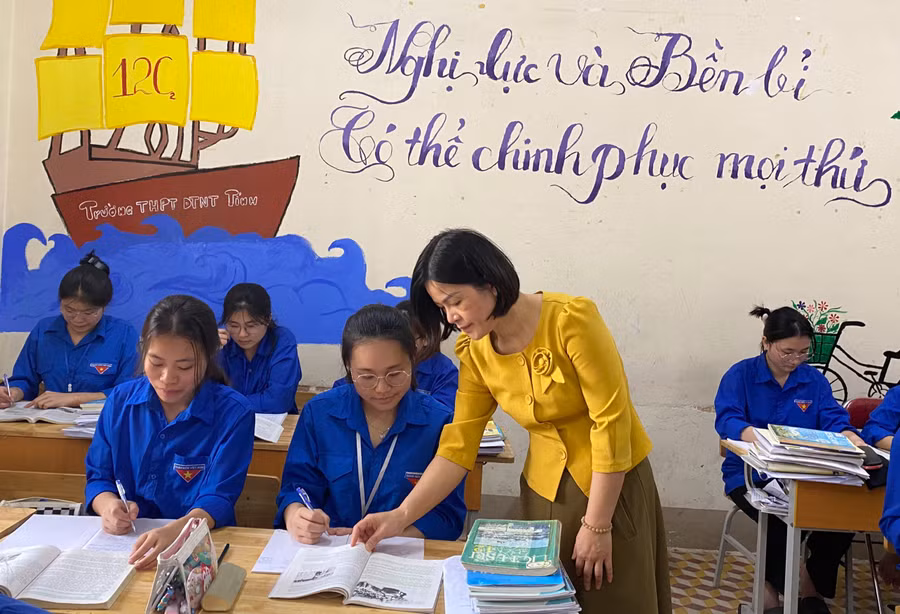 Cô trò Trường THPT DTNT tỉnh Lạng Sơn. Ảnh: Ngô Chuyên