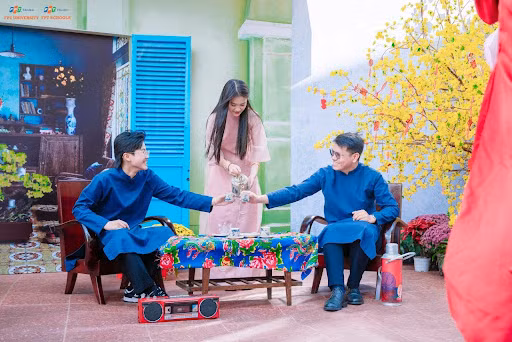 Thầy cô cùng học sinh xúng xính áo dài dạo chợ Tết.