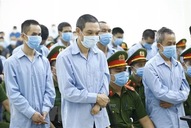 Các bị cáo nghe tòa tuyên án. (Ảnh: Doãn Tấn/TTXVN).