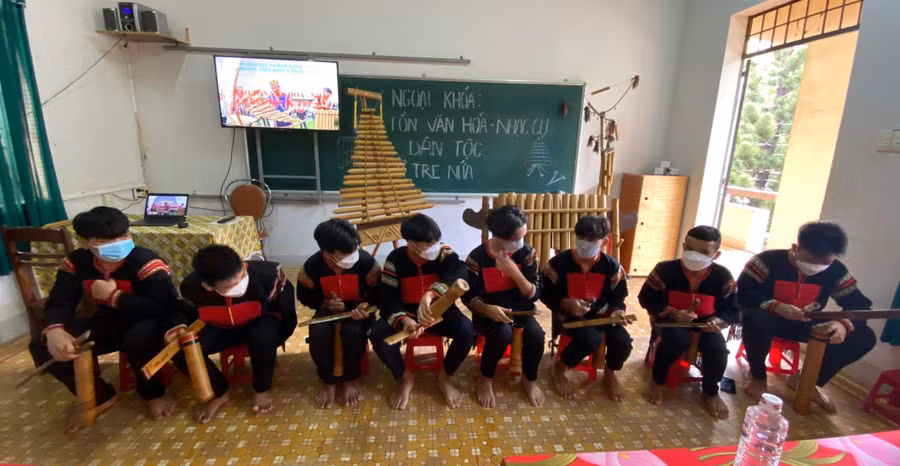 Một tiết học của học sinh Trường THPT DTNT N’Trang Lơng (tỉnh Đắk Lắk). Ảnh: NTCC