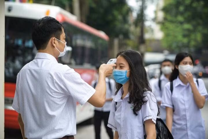 Học sinh Hà Nội đo thân nhiệt trước khi vào trường. Ảnh: Internet