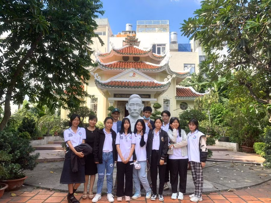 Học sinh Trường THPT Phan Châu Trinh (Đà Nẵng) tham gia chương trình Học bổng Học tập trải nghiệm tại Khu lưu niệm mộ cụ Phan Châu Trinh (TP Hồ Chí Minh)