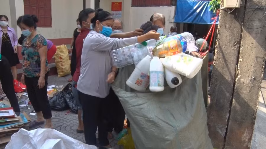 Phụ nữ TP Thái Nguyên tích cực tham gia mô hình “Chi hội phụ nữ thực hiện tiết kiệm từ việc thu gom rác thải tái chế" để gây quỹ hoạt động hội. Phụ nữ TP Thái Nguyên tích cực tham gia mô hình “Chi hội phụ nữ thực hiện tiết kiệm từ việc thu gom rác thải tái chế" để gây quỹ hoạt động hội.