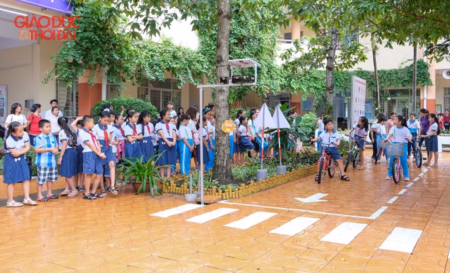 Mô hình thu nhỏ đèn giao thông do thầy Trần Hoài Tâm sáng chế.