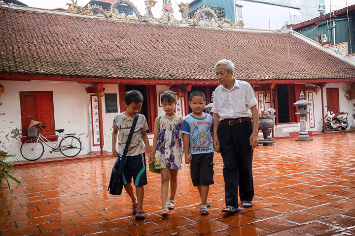 Ông giáo già lang thang tìm học trò nơi bãi rác