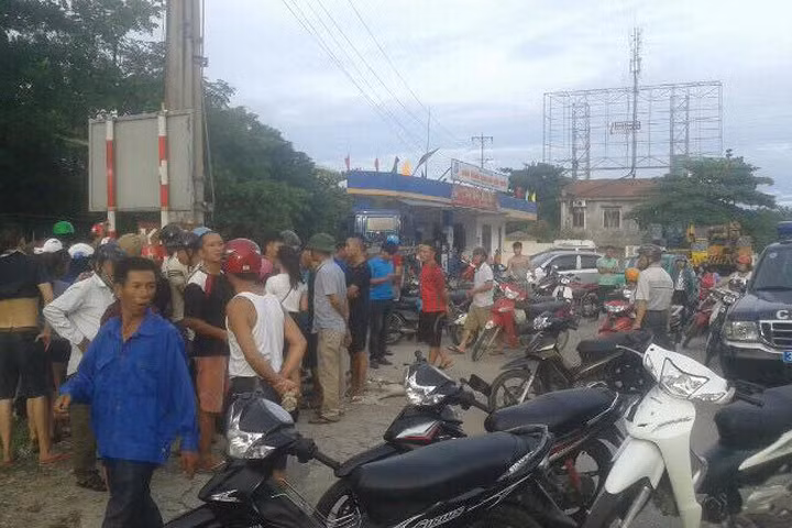 Rất đông người dân đã tụ tập ngăn cản người phụ nữ ôm con nhảy cầu