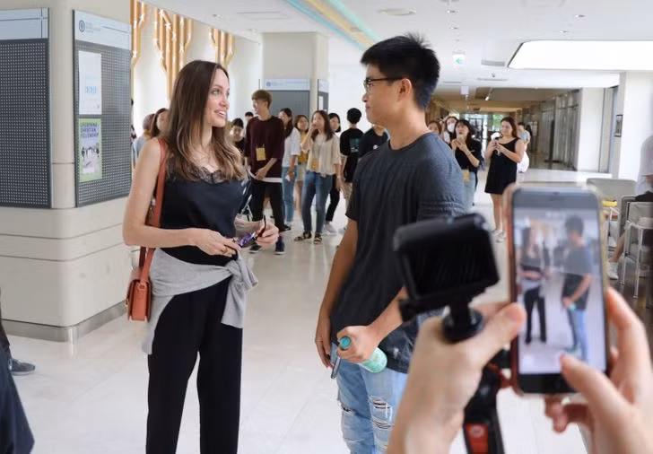Những ngôi sao nổi tiếng nhưng có cuộc sống như người bình thường ảnh 6