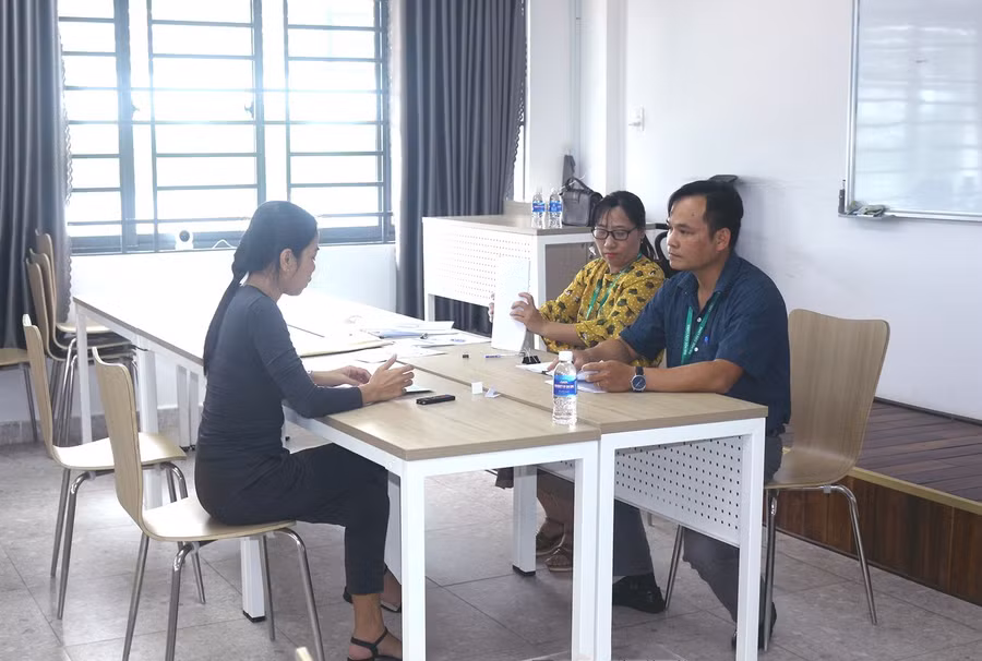 Thí sinh thi kỹ năng vấn đáp. Thí sinh thi kỹ năng vấn đáp.