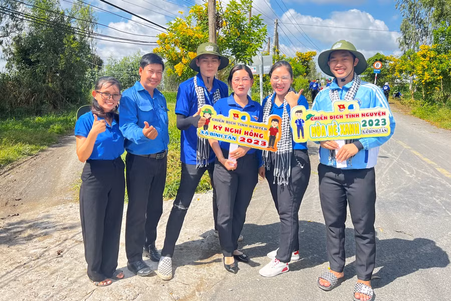 Dù đã đi làm nhưng chị Kim Ngân (thứ 2 từ phải qua) thường tận dụng dịp cuối tuần để tham gia hoạt động thiện nguyện tại địa phương. Ảnh: NVCC