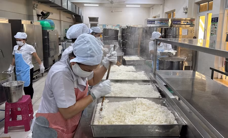 Hoạt động nấu ăn bán trú của Trường Tiểu học Nguyễn Bỉnh Khiêm (Quận 1, TPHCM). Ảnh: Minh Anh Hoạt động nấu ăn bán trú của Trường Tiểu học Nguyễn Bỉnh Khiêm (Quận 1, TPHCM). Ảnh: Minh Anh
