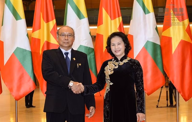 Chủ tịch QH Nguyễn Thị Kim Ngân đón Chủ tịch Thượng viện kiêm Chủ tịch QH Myanmar Mahn Win Khaing Than. Ảnh: quochoi.vn