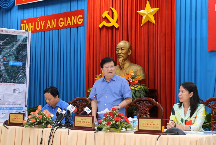Phó Thủ tướng Trịnh Đình Dũng chỉ đạo tại cuộc làm việc. Ảnh: VGP/Xuyên Tuyến