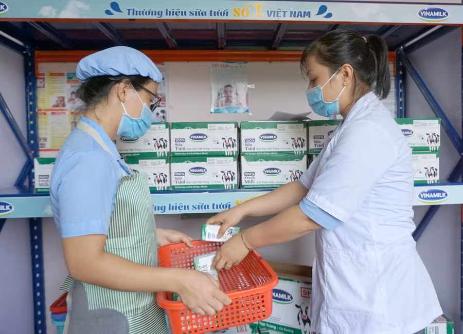 Ông Phan Minh Tiên và ông Dương Quang Vinh, Trưởng đại diện của tập đoàn CHR Hansen tại Việt Nam thực hiện ký kết hợp tác chiến lược tại sự kiện