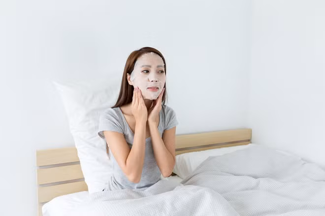 Nếu từng rửa sạch mặt sau khi đắp mặt nạ, bạn nên bỏ thói quen này. Bởi tinh chất cần được hấp thụ sẽ bị cuốn trôi. Thay vào đó, bạn hãy vỗ nhẹ cho huyết thanh thẩm thấu vào da cho đến khi nó được hấp thụ hoàn toàn. Ảnh: New York Post.