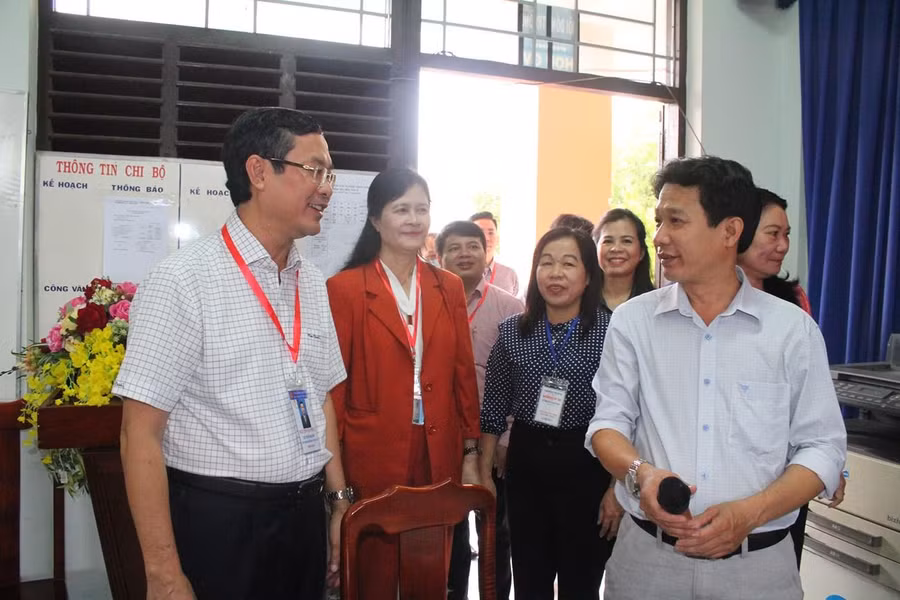 Thứ trưởng Nguyễn Văn Phúc động viên cán bộ làm công tác thi.
