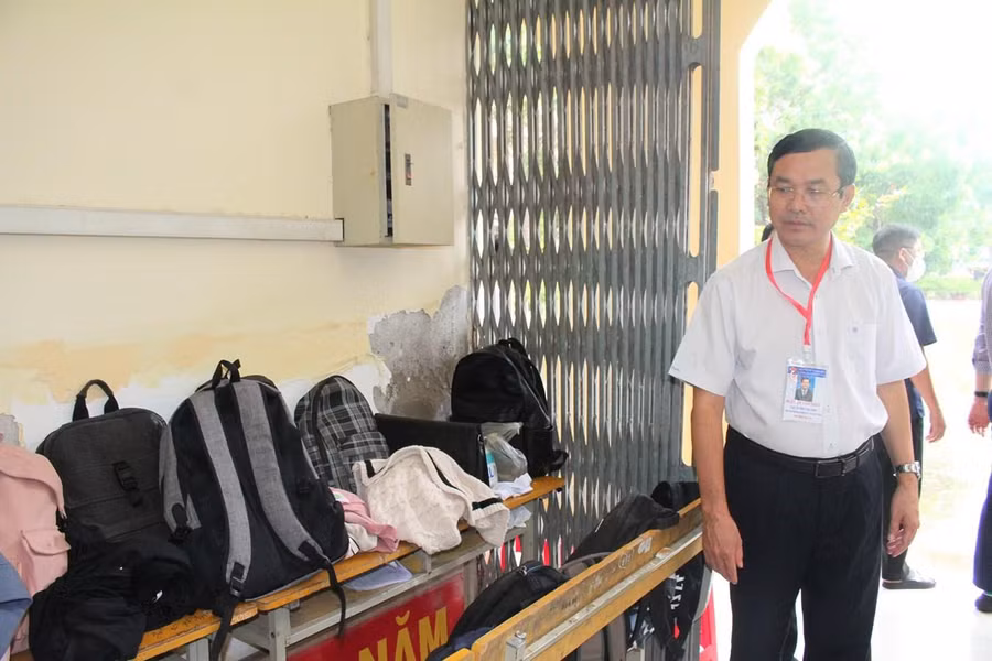 Thứ trưởng Nguyễn Văn Phúc quan tâm nơi để đồ của học sinh tại điểm thi.
