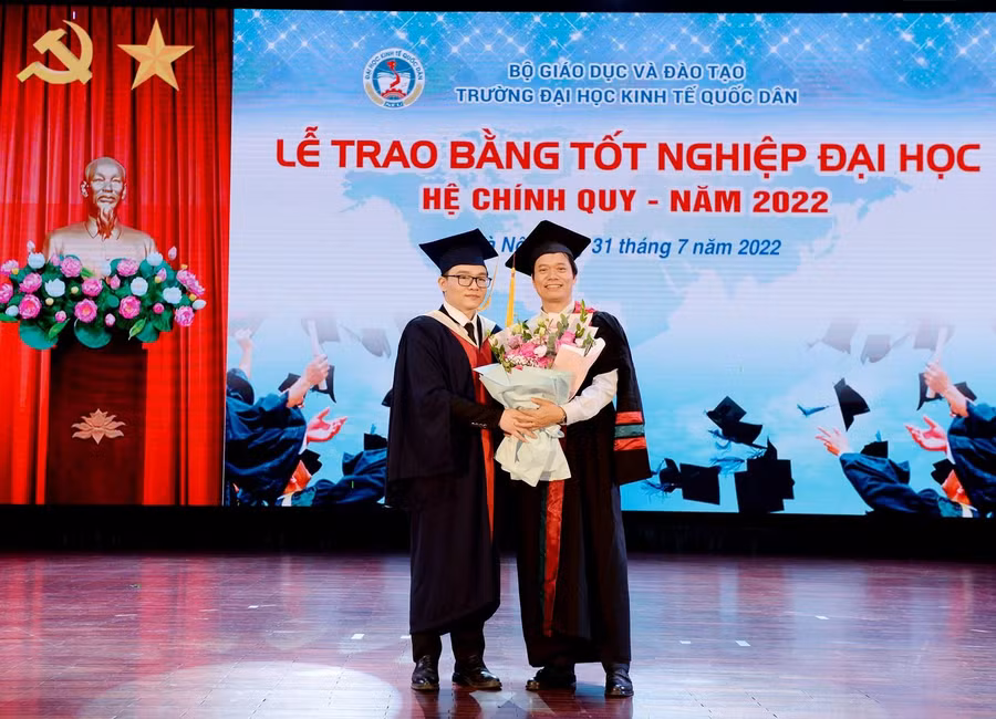 Tân cử nhân Nguyễn Huy Thành Nam phát biểu và tặng hoa tri ân thầy cô.