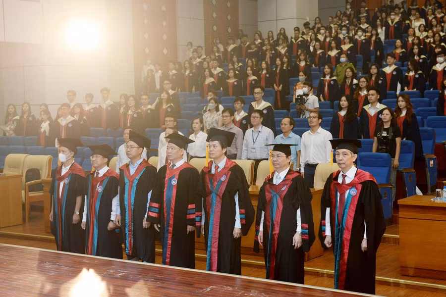Quang cảnh tại Lễ trao bằng tốt nghiệp đại học chính quy năm 2022 (đợt 2) của Trường Đại học Kinh tế Quốc dân.