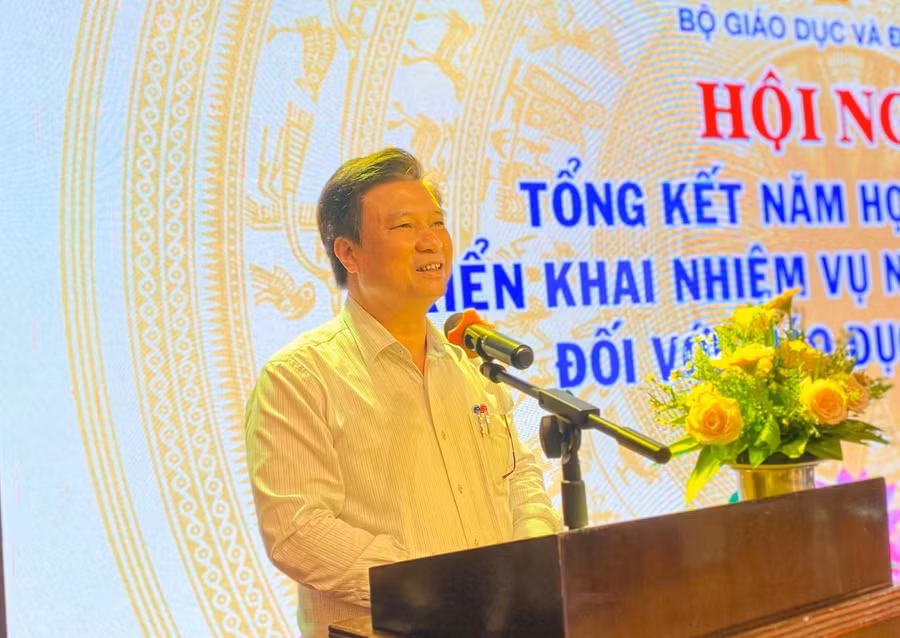 Thứ trưởng Bộ GD&ĐT Nguyễn Hữu Độ phát biểu tại hội nghị.