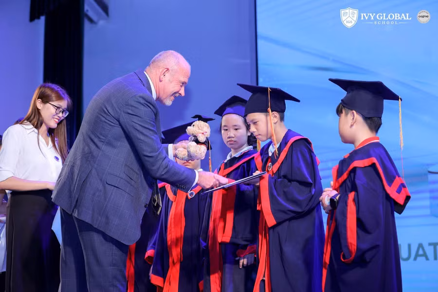 Học sinh được trao chứng chỉ tốt nghiệp tại lễ bế giảng năm học.