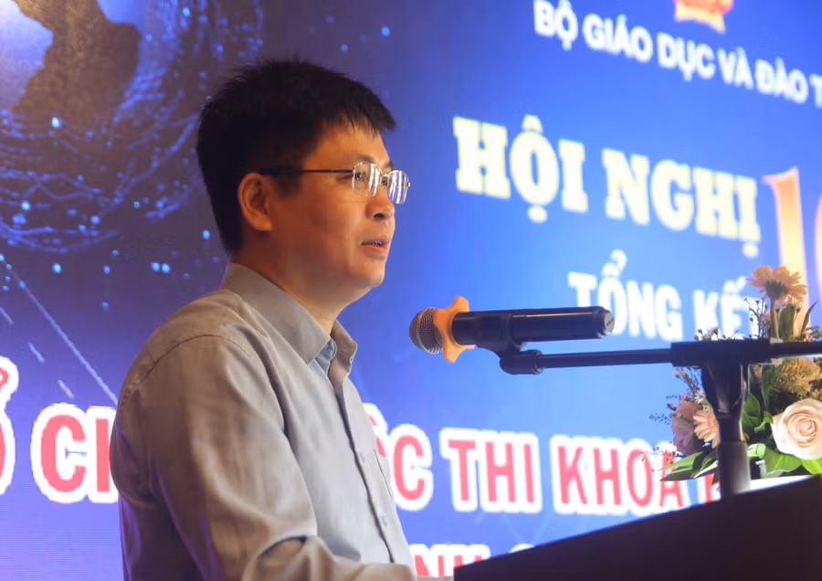 Ông Nguyễn Xuân Thành, Vụ trưởng Vụ Giáo dục Trung học phát biểu tại hội nghị.