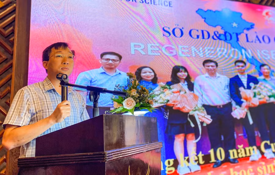 Ông Nguyễn Minh Thuận, Phó Giám đốc Sở GD&amp;ĐT Lào Cai phát biểu tại hội nghị.